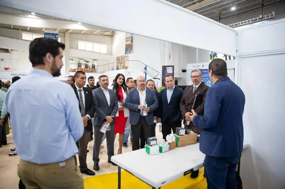 Grupo de asistentes observa una demostraci\u00f3n en un stand durante el Open House en el Tecnol\u00f3gico de San Juan del R\u00edo
