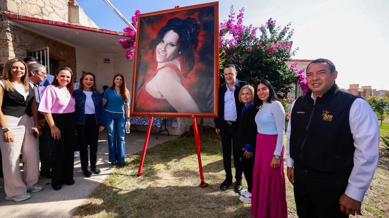 Grupo de asistentes posa junto a un retrato de Chabely Mendoza Guerrero durante el arranque de obra de la nueva sede de la fundación