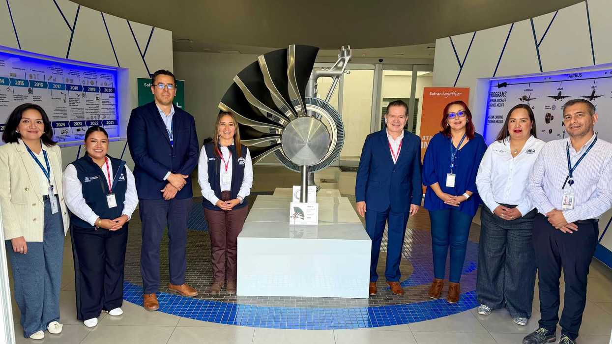 Grupo de directivos de UTEQ y Safran Group posa junto a una réplica de motor de turbina durante la inauguración del programa FUEL en Querétaro.