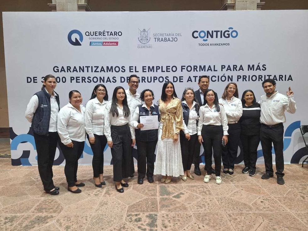 Grupo de egresados del Diplomado Virtual en Inclusi\u00f3n y Diversidad Laboral posa con diploma durante la ceremonia de clausura de la Secretar\u00eda del Trabajo de Quer\u00e9taro.