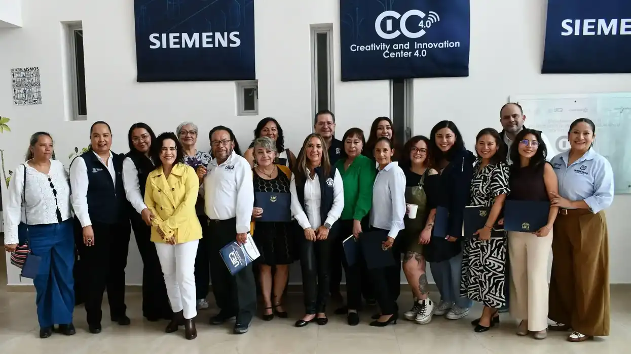 Grupo de emprendedoras y personal universitario en el Centro de Creatividad e Innovación 4.0 de la UTEQ.