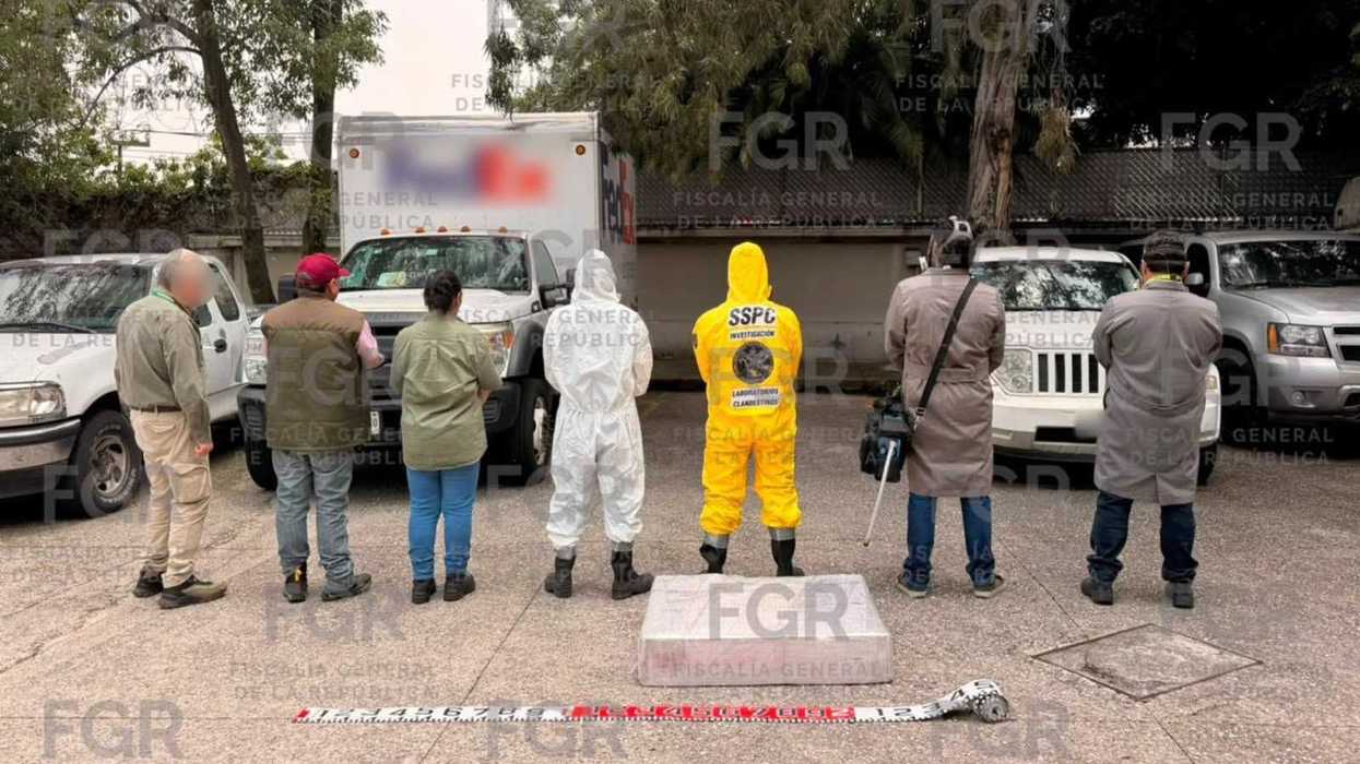 Grupo de especialistas de FGR y SSPC con trajes de protección analiza caja de mercurio asegurada en operativo en empresa de paquetería CDMX
