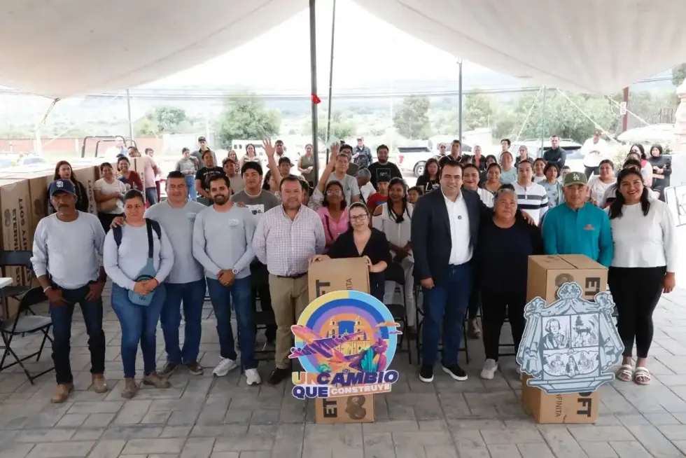 Grupo de familias y autoridades municipales reunido junto a colchones entregados en Col\u00f3n.