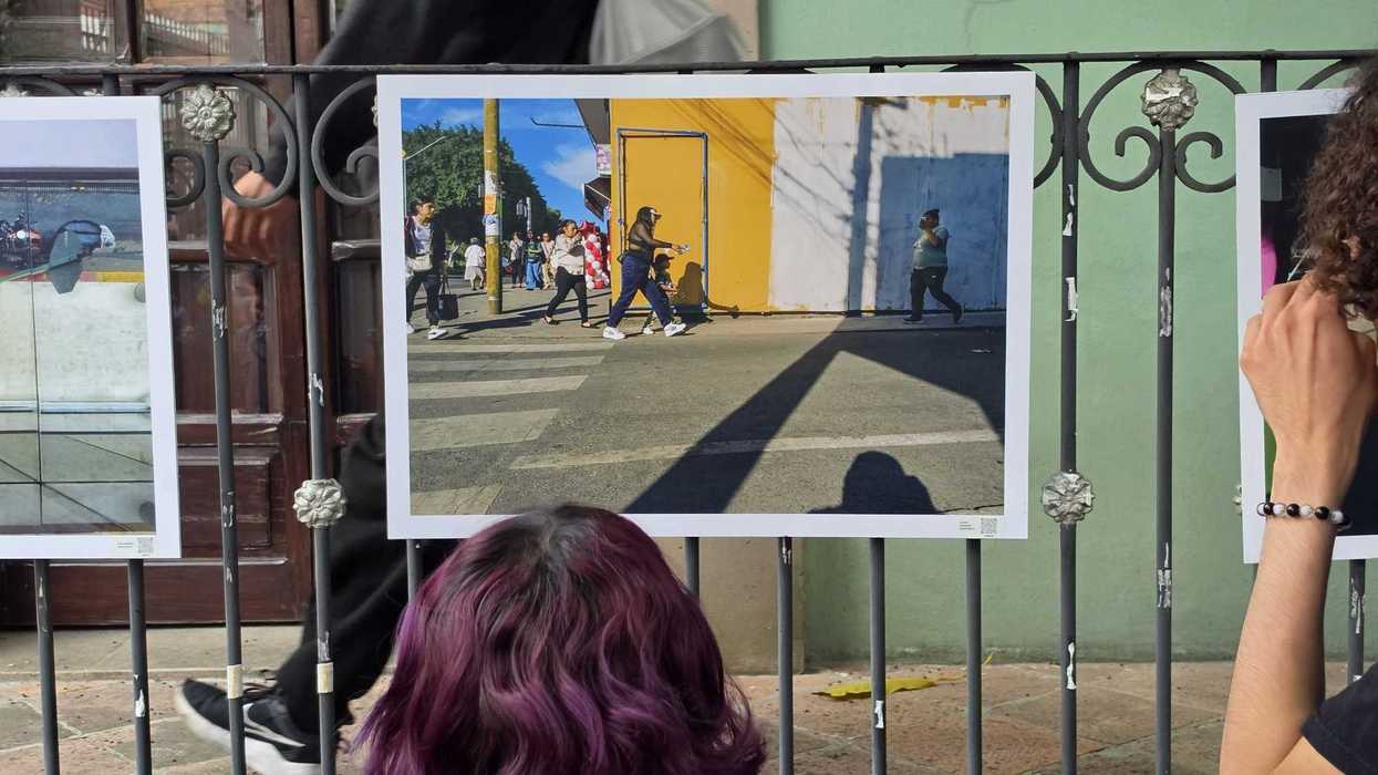 Grupo de fotógrafos de Errante Collective y sus invitados frente a la fachada del CQI en el Centro Histórico de Querétaro.