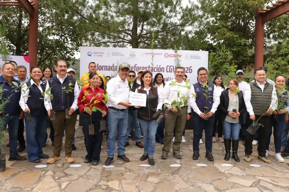 Grupo de funcionarios estatales, municipales y ciudadanos posa con plantas de \u00e1rbol frente a una manta de la Jornada de Reforestaci\u00f3n CGV 2026, en el Parque Natural La Beata.