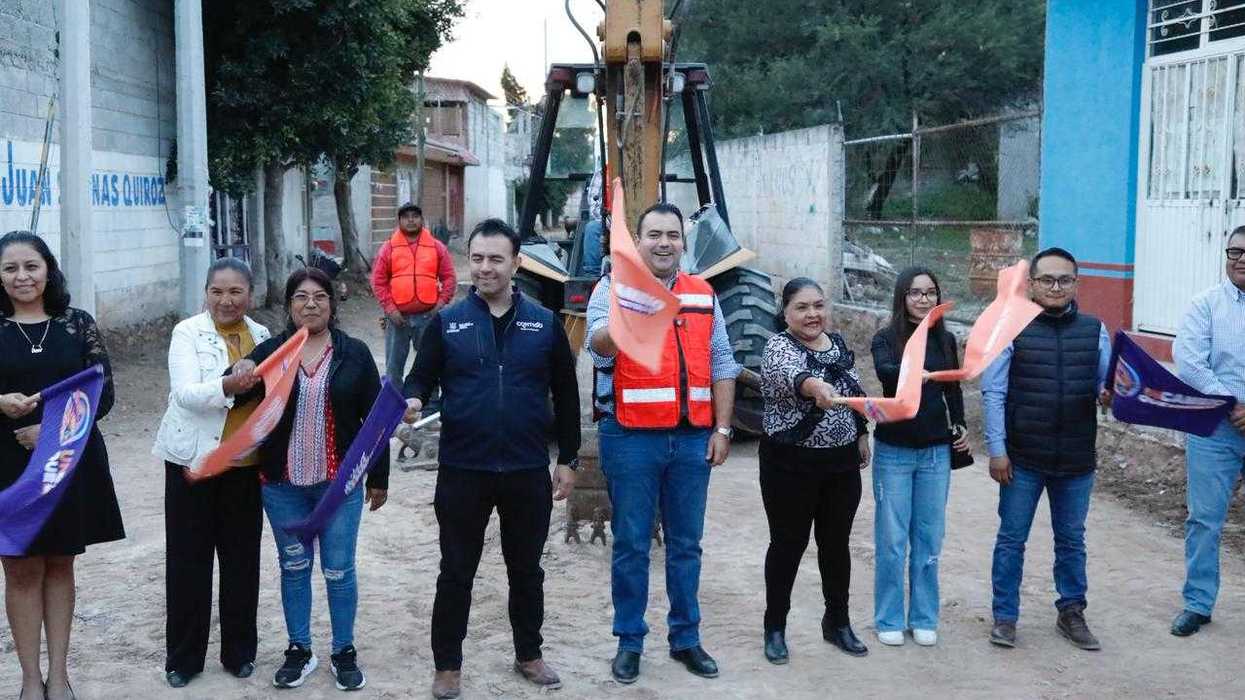 Grupo de funcionarios y habitantes participa frente a maquinaria durante el inicio de obras en La Esperanza, Colón.