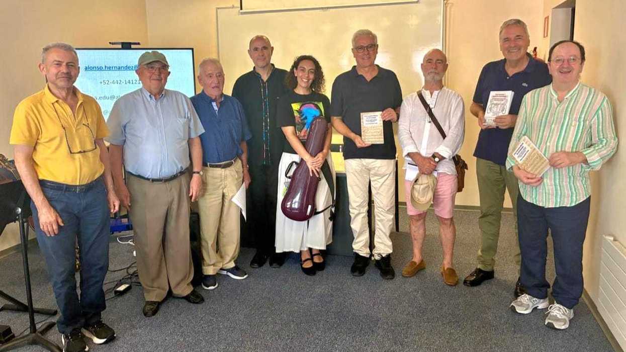 Grupo de investigadores y músicos reunidos durante la presentación del libro sobre Francisco Cruzelaeguí en Elgoibar, País Vasco, con el apoyo de la SECULT Querétaro