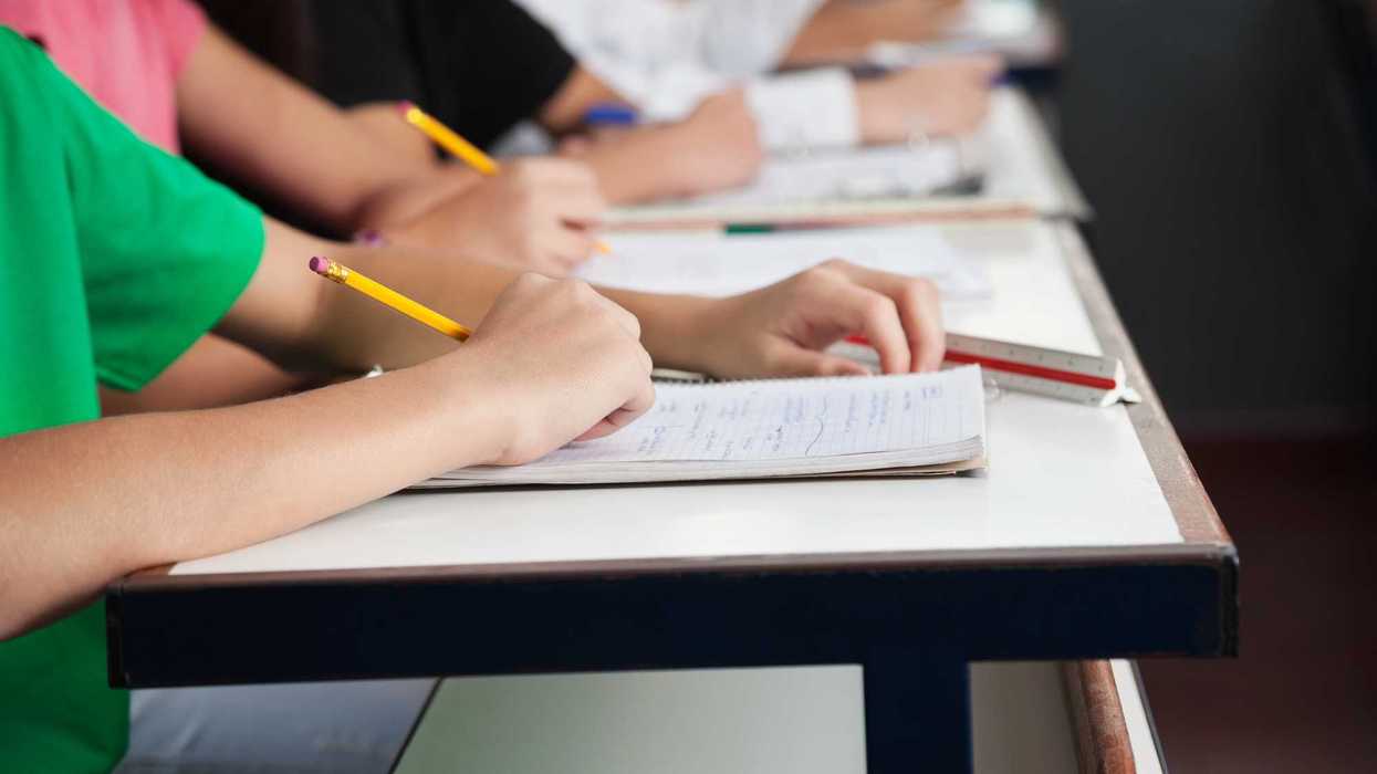 Grupo de jóvenes estudiantes indígenas en actividad educativa en Oaxaca