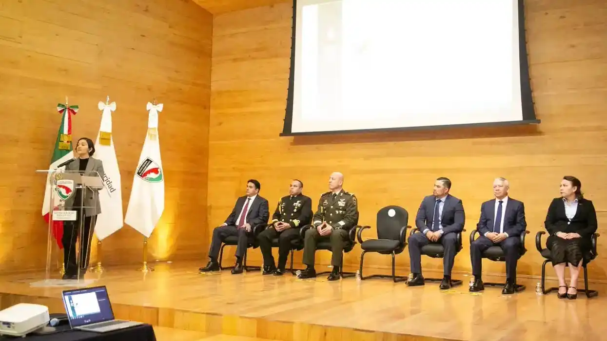 Grupo de mandos civiles, militares y policiales durante la inauguración de la tercera generación de la Escuela para Mandos.