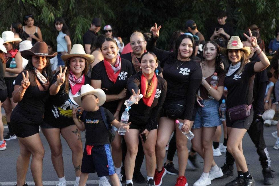Grupo de mujeres con sombreros vaqueros posa durante la carrera FestiVaqueRun 2026 en las calles de San Juan del R\u00edo