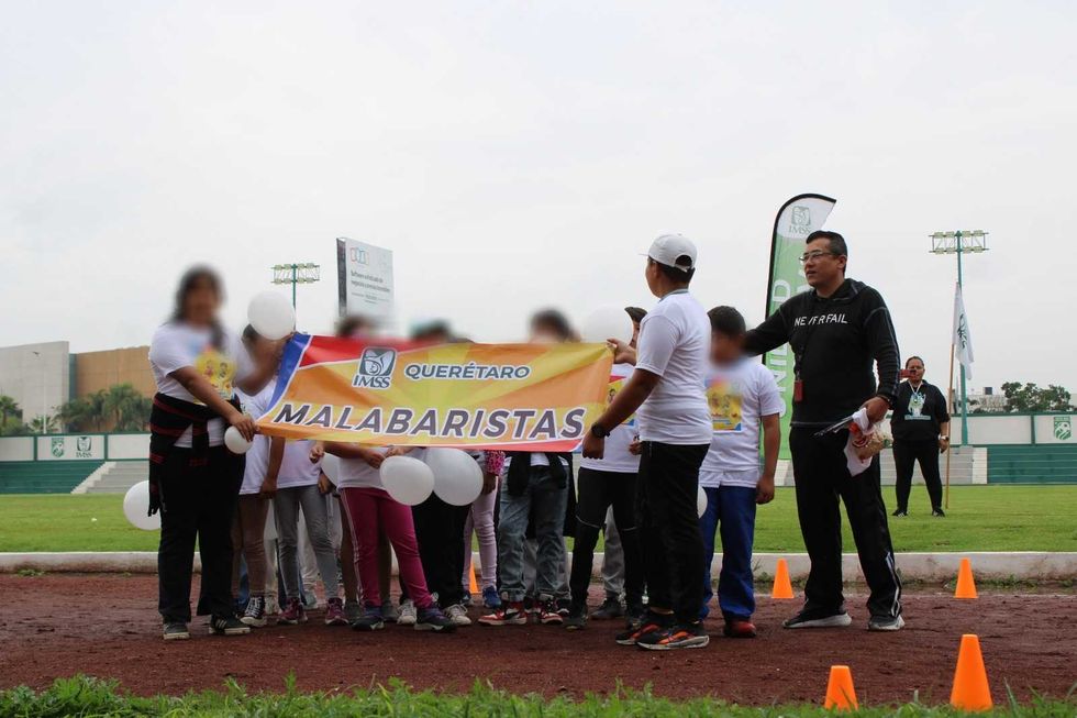 Grupo de ni\u00f1as, ni\u00f1os y personal del IMSS Quer\u00e9taro sostienen un cartel del equipo