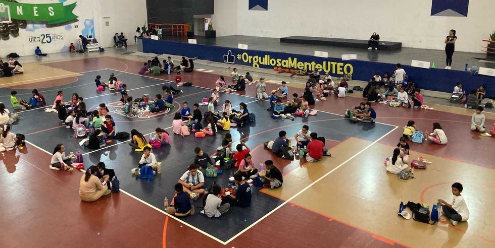 Grupo de ni\u00f1as y ni\u00f1os en actividades recreativas y deportivas durante un curso de verano universitario.