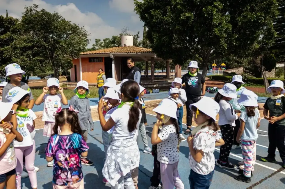 Grupo de ni\u00f1as y ni\u00f1os participa en actividades recreativas al aire libre durante el curso de JAPAM.