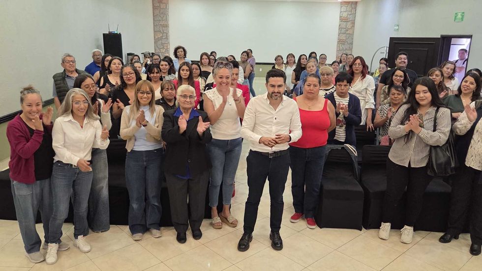 Grupo de participantes aplaude durante el 2do. informe legislativo de Dorantes con representantes de estancias infantiles