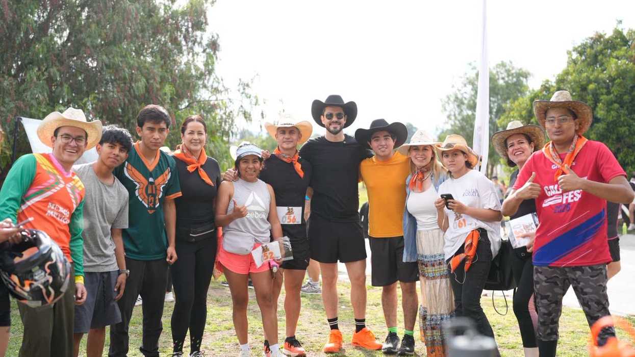 Grupo de participantes con sombrero posa tras concluir la carrera SombreRun 2026 en Corregidora.
