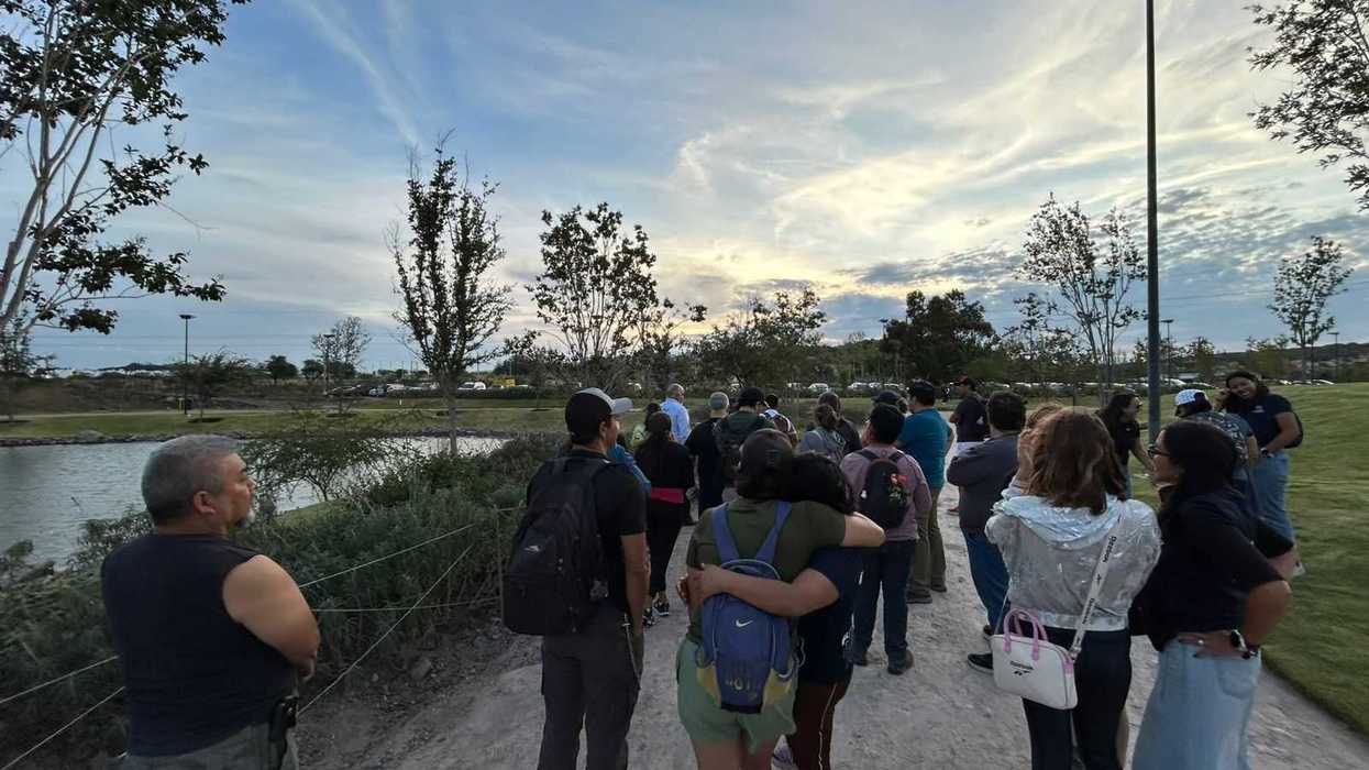 Grupo de participantes del programa Explora Querétaro camina por un sendero durante un recorrido guiado al atardecer