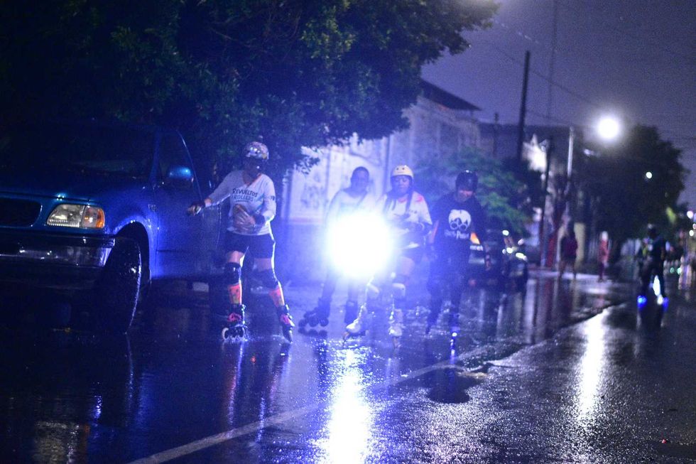Grupo de patinadores avanza de noche con una l\u00e1mpara por una calle mojada en el Quer\u00e9taro Marat\u00f3n Roller 2026