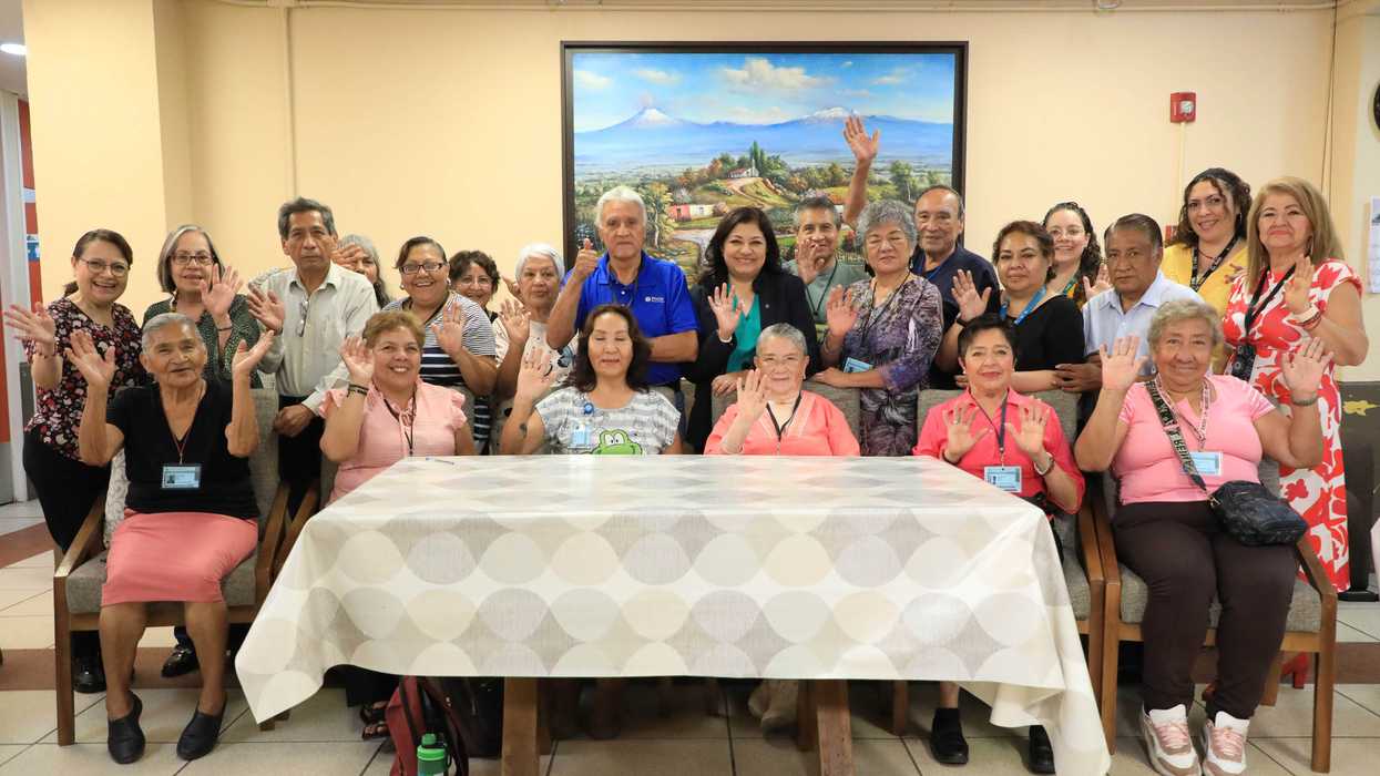 Grupo de personas adultas mayores y personal del IMSS posa en unidad del programa de envejecimiento activo