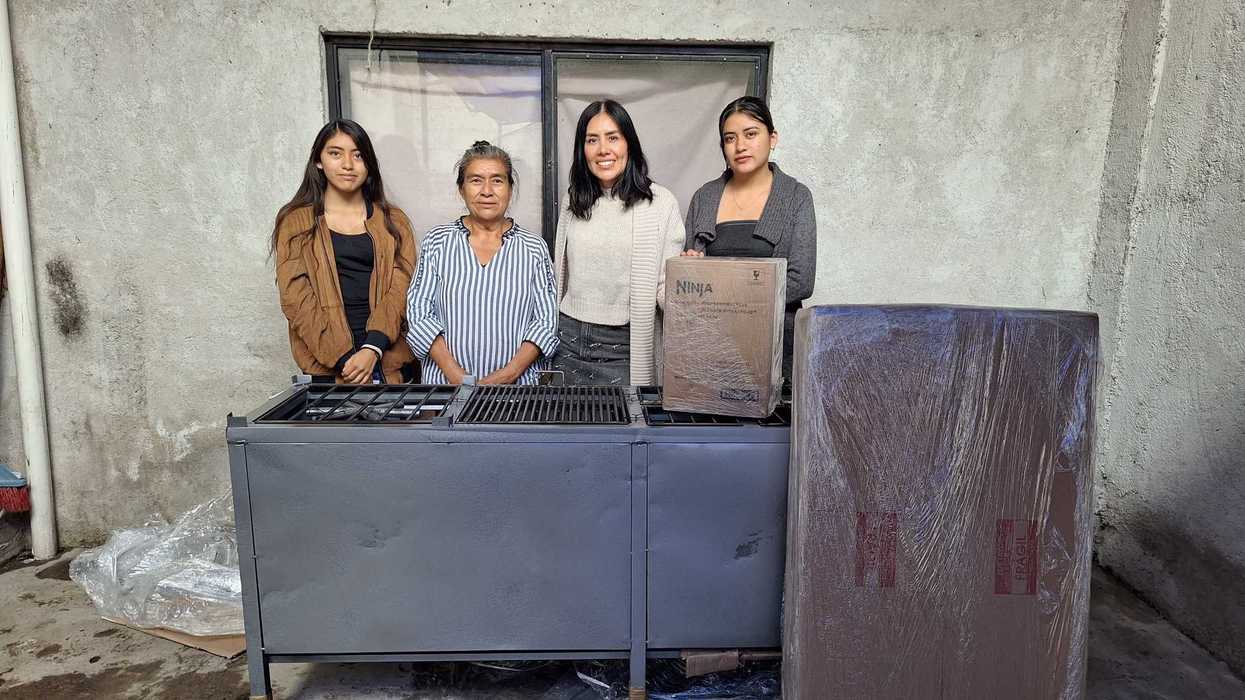 Grupo de personas junto a una estufa y una licuadora entregadas por la Secretaría del Trabajo