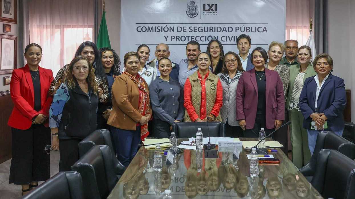 Grupo de personas posa frente a la manta de la Comisión de Seguridad Pública y Protección Civil de la Legislatura de Querétaro.