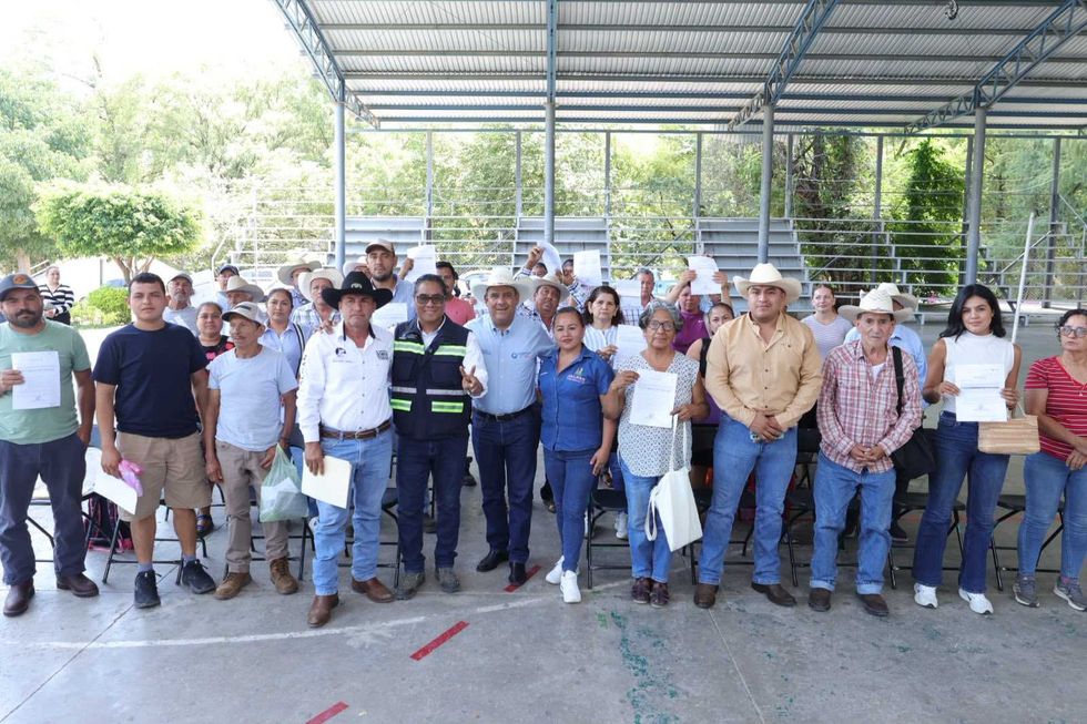 Grupo de productores y funcionarios muestran oficios de autorizaci\u00f3n bajo techo met\u00e1lico en Sierra Gorda Quer\u00e9taro