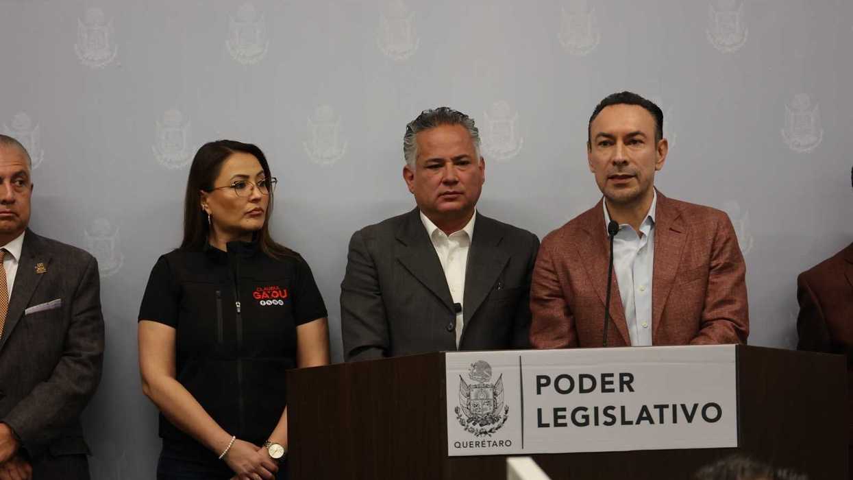 Grupo legislativo de Morena durante posicionamiento sobre el protocolo 6 de 6 en Querétaro
