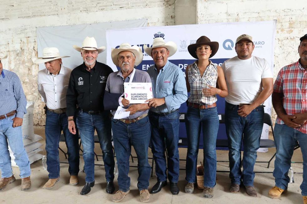 Grupo posa con la placa de Suplemento alimenticio para abejas en la entrega de apoyos de la SEDEA a apicultores
