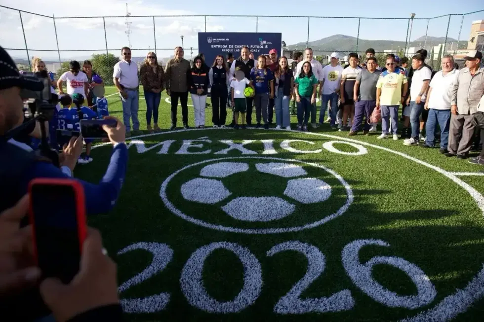 Grupo posa en la cancha de f\u00fatbol 5 del Parque Las Haciendas 6, cuyo c\u00e9sped lleva pintado el emblema M\u00e9xico 2026