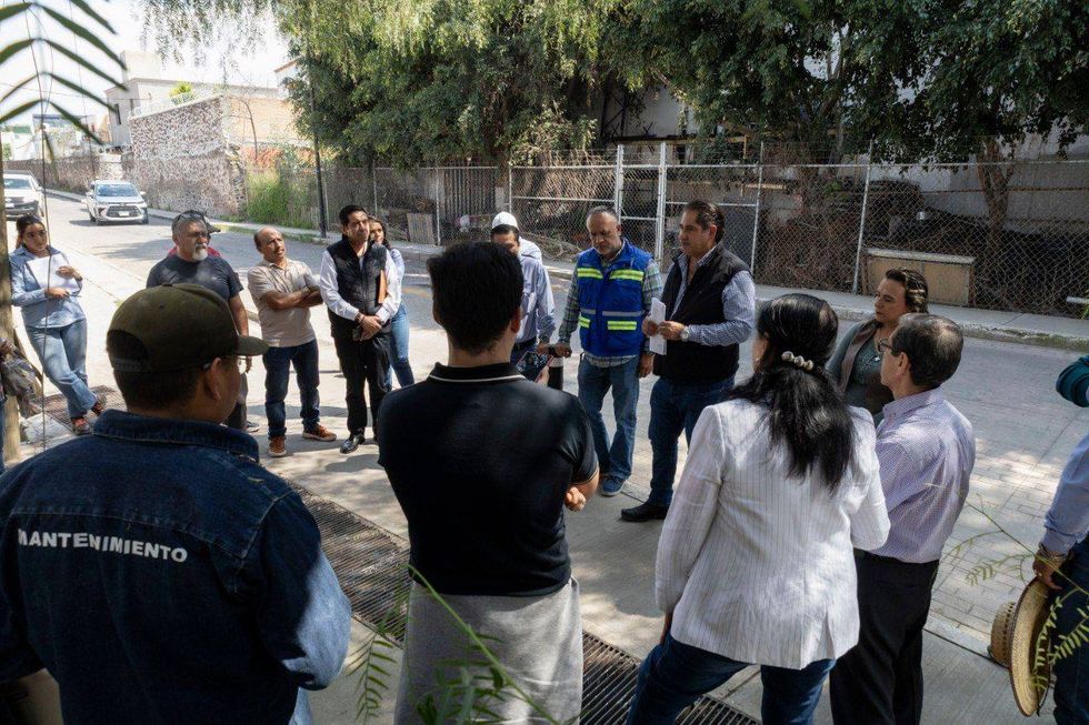 Grupo reunido en la calle; en primer plano, una persona con chamarra que dice \u201cMANTENIMIENTO\u201d.