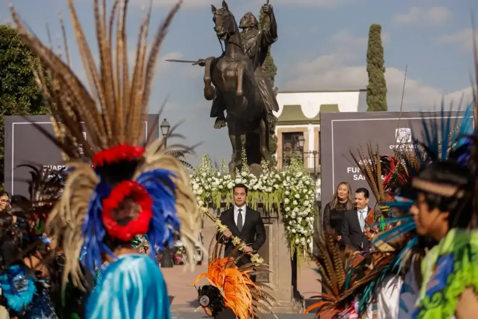 Guardia de Honor al Ap\u00f3stol Santiago en el Cerro del Sangremal durante el 495 aniversario de la fundaci\u00f3n de Quer\u00e9taro, con concheros en primer plano y el presidente municipal al centro