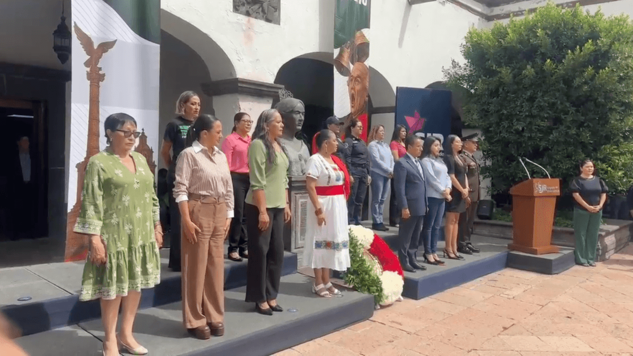 Guardia de honor durante ceremonia a Josefa Ortiz de Domínguez en San Juan del Río