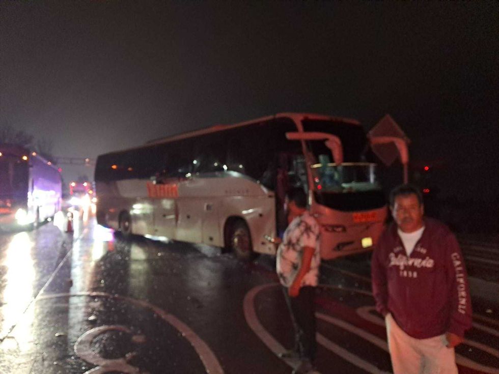 Guardia Nacional y cuerpos de emergencia colocan conos alrededor de veh\u00edculos detenidos en la autopista