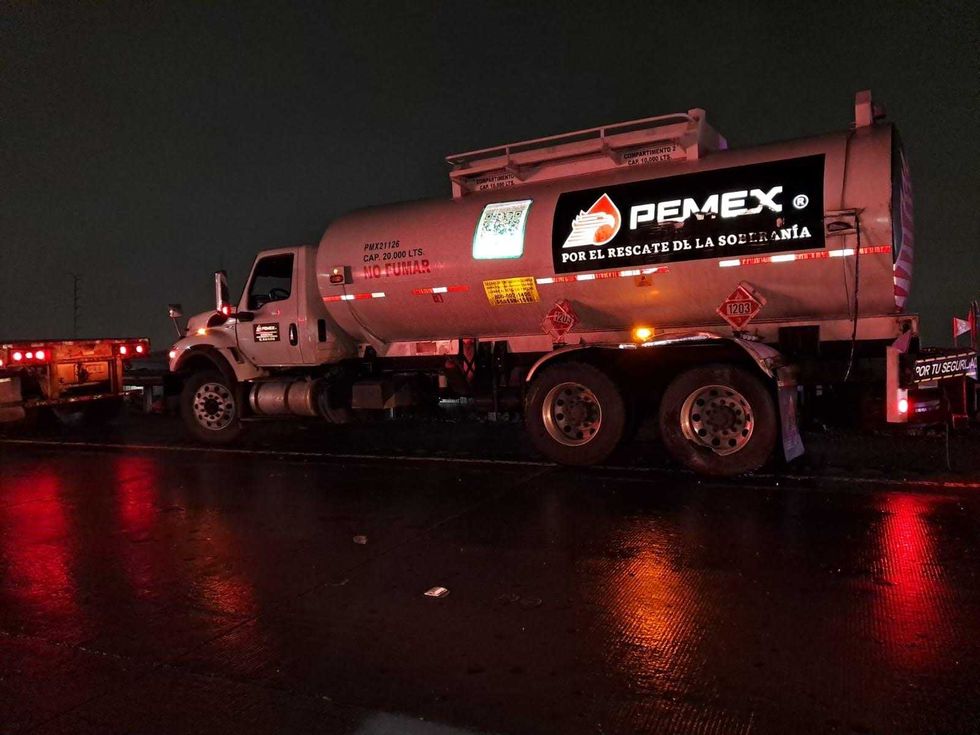 Guardia Nacional y cuerpos de emergencia colocan conos alrededor de veh\u00edculos detenidos en la autopista