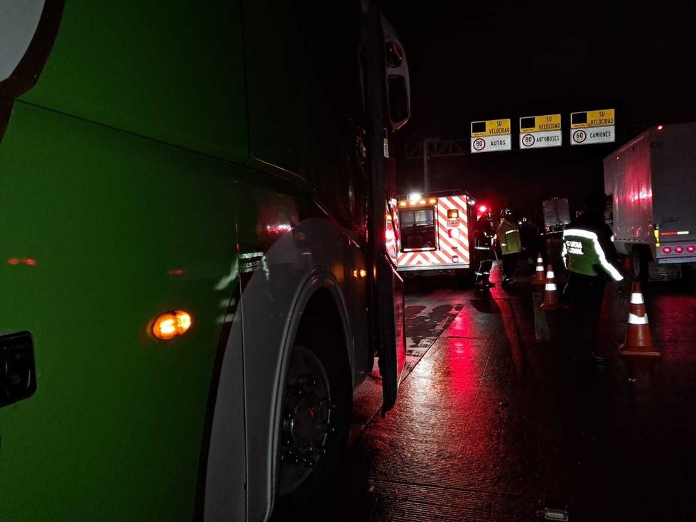 Guardia Nacional y cuerpos de emergencia colocan conos alrededor de veh\u00edculos detenidos en la autopista