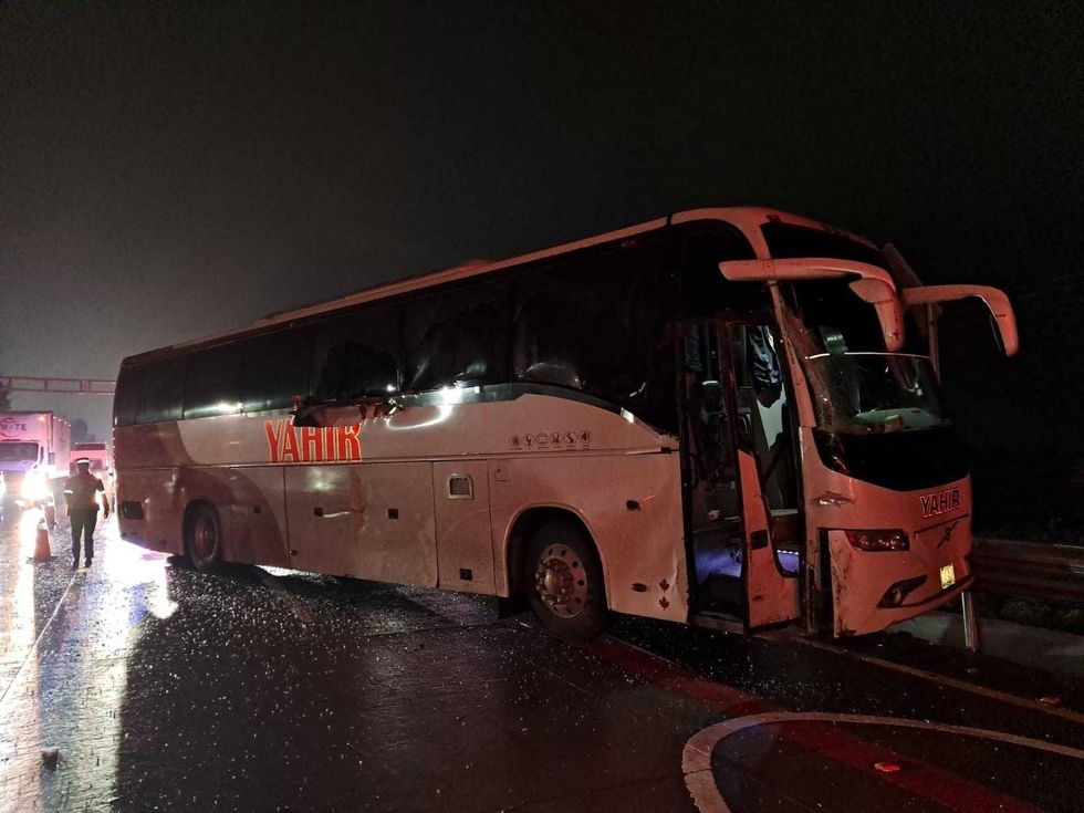 Guardia Nacional y cuerpos de emergencia colocan conos alrededor de veh\u00edculos detenidos en la autopista