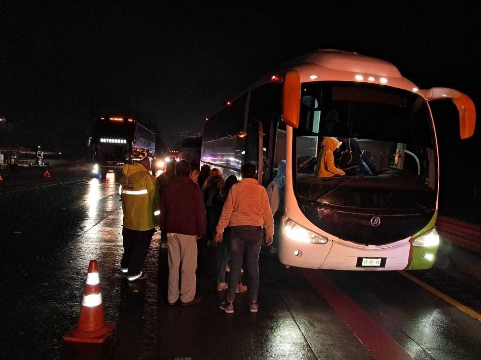 Guardia Nacional y cuerpos de emergencia colocan conos alrededor de veh\u00edculos detenidos en la autopista