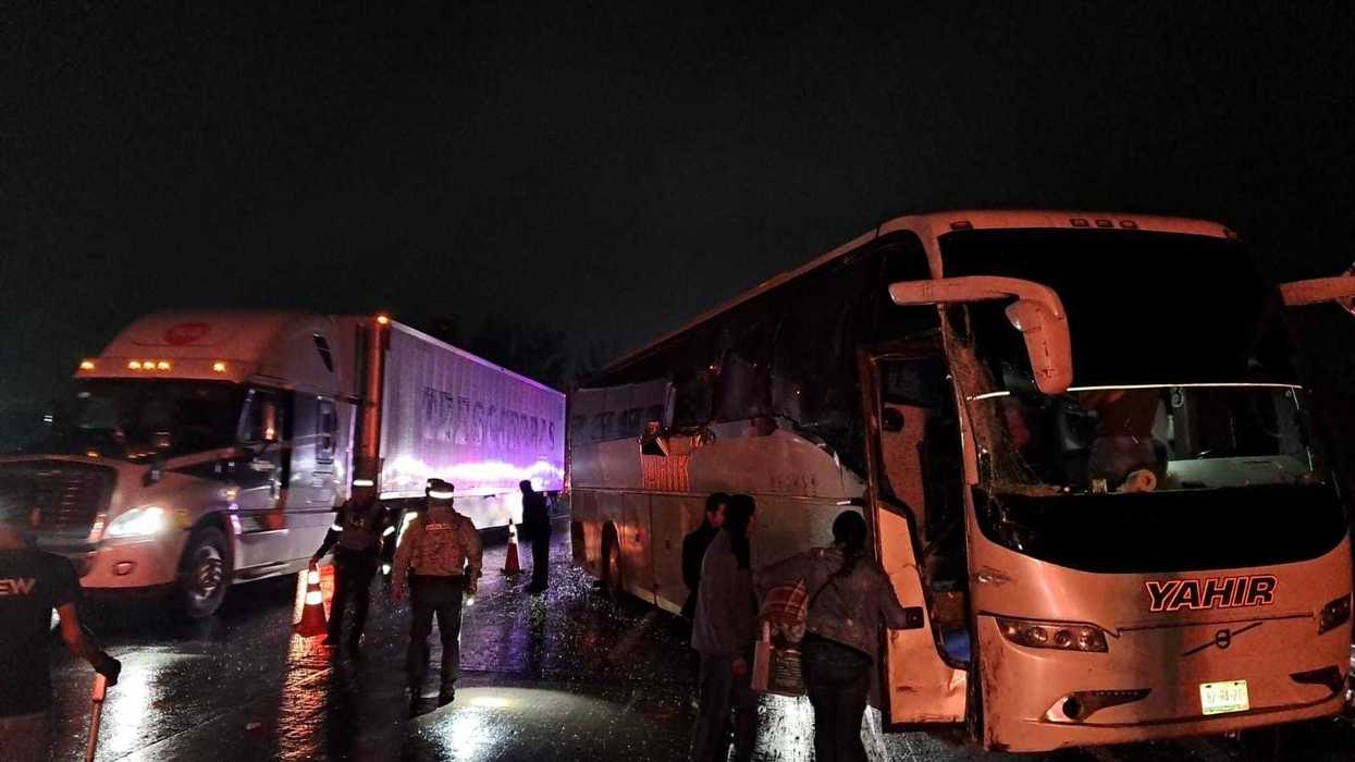 Guardia Nacional y cuerpos de emergencia colocan conos alrededor de vehículos detenidos en la autopista