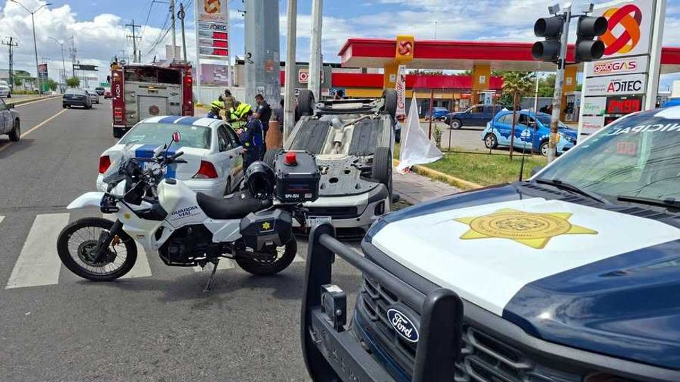 Guardia Vial y cuerpos de emergencia atienden volcadura en avenida Sombrerete, Quer\u00e9taro.
