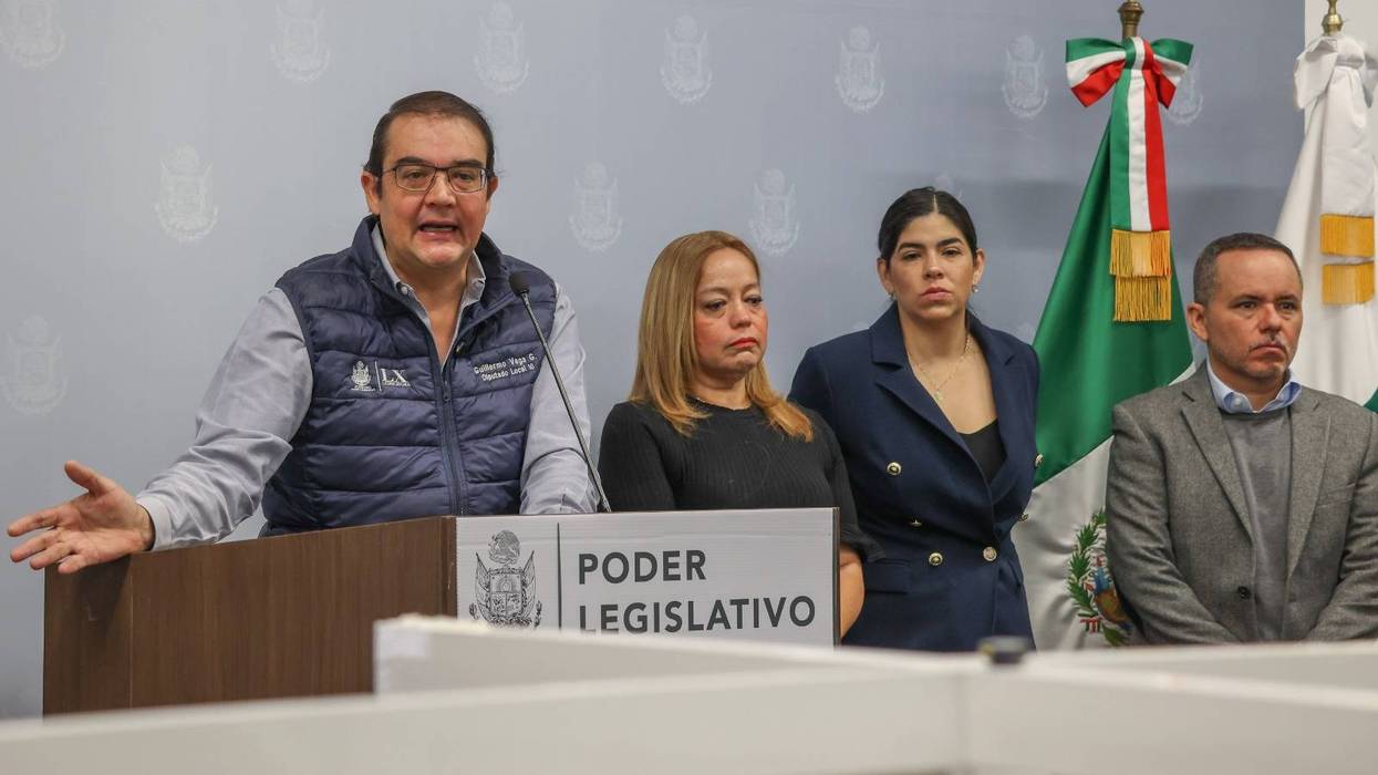Guillermo Vega Guerrero, coordinador del Grupo Legislativo del PAN, habla en el podio de la Legislatura de Querétaro