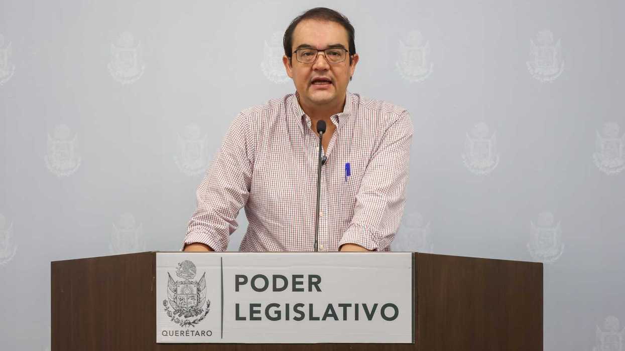 Guillermo Vega Guerrero habla en rueda de prensa junto a la bandera de México, en el Poder Legislativo de Querétaro
