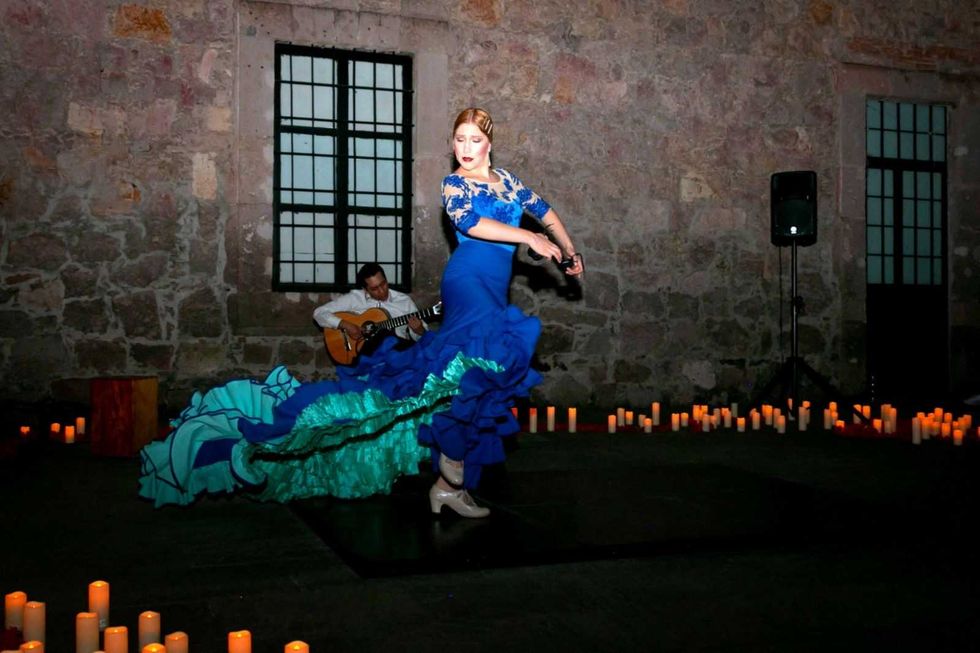 Guitarrista Saib Polanco interpreta flamenco durante el espect\u00e1culo Fuego Flamenco en el Auditorio Francisco Mu\u00f1oz del CEART de Quer\u00e9taro