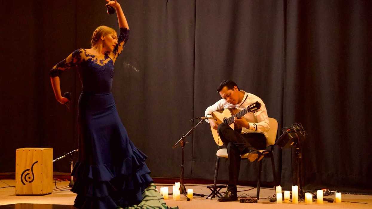 Guitarrista Saib Polanco interpreta flamenco durante el espectáculo Fuego Flamenco en el Auditorio Francisco Muñoz del CEART de Querétaro.