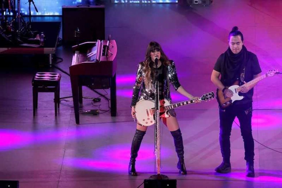 haash pone a cantar y bailar a fanaticos en una noche unica 1