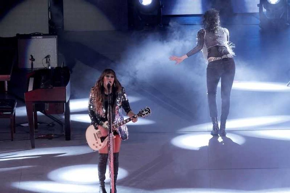 haash pone a cantar y bailar a fanaticos en una noche unica