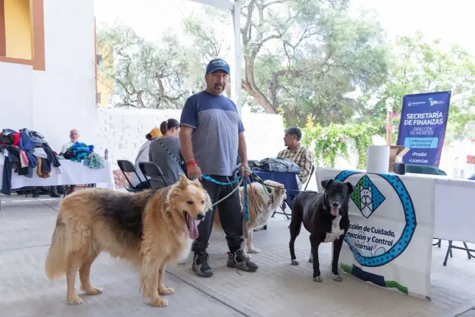 Habitante de Cerro Gordo acude con perros a m\u00f3dulo municipal de cuidado y control animal en San Juan del R\u00edo.