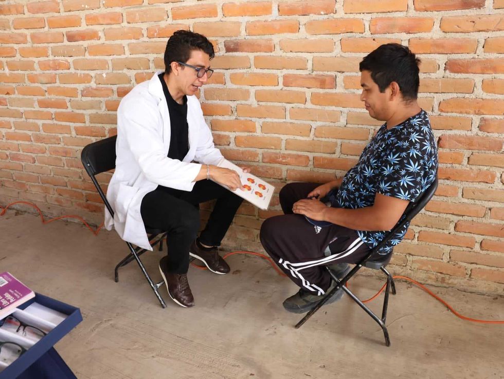 Habitante recibe atenci\u00f3n durante campa\u00f1a de salud visual en Nuevo Esp\u00edritu Santo.