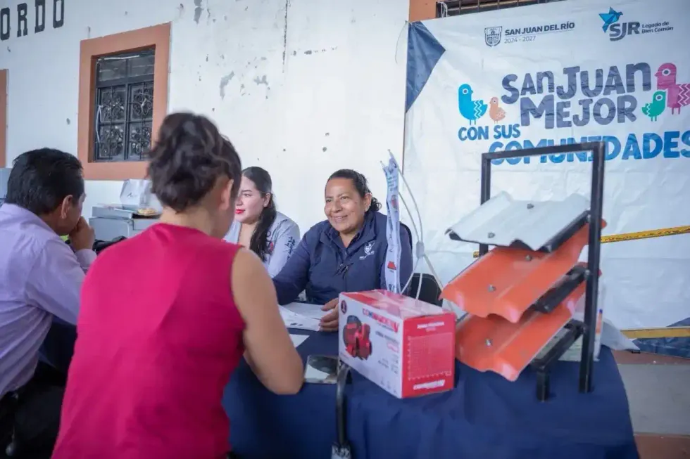 Habitante recibe atenci\u00f3n en mesa de servicios municipales instalada en Cerro Gordo, San Juan del R\u00edo.
