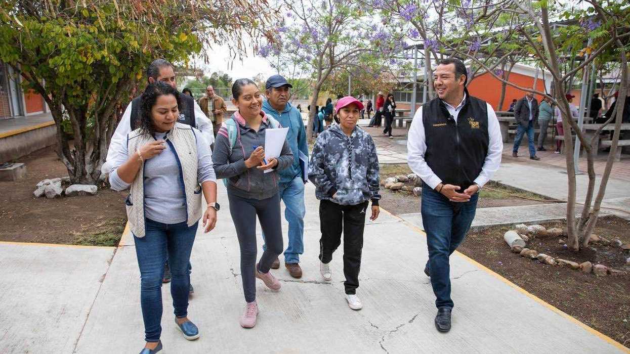 Habitantes de Arcila siembran árboles durante faena del programa Sanjuanízate del gobierno de San Juan del Río