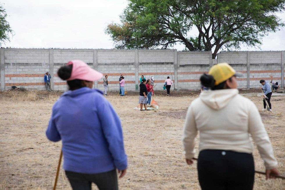 Habitantes de Arcila siembran \u00e1rboles durante faena del programa Sanjuan\u00edzate del gobierno de San Juan del R\u00edo