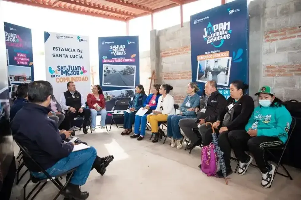 Habitantes de Estancia de Santa Luc\u00eda participan en reuni\u00f3n con autoridades municipales